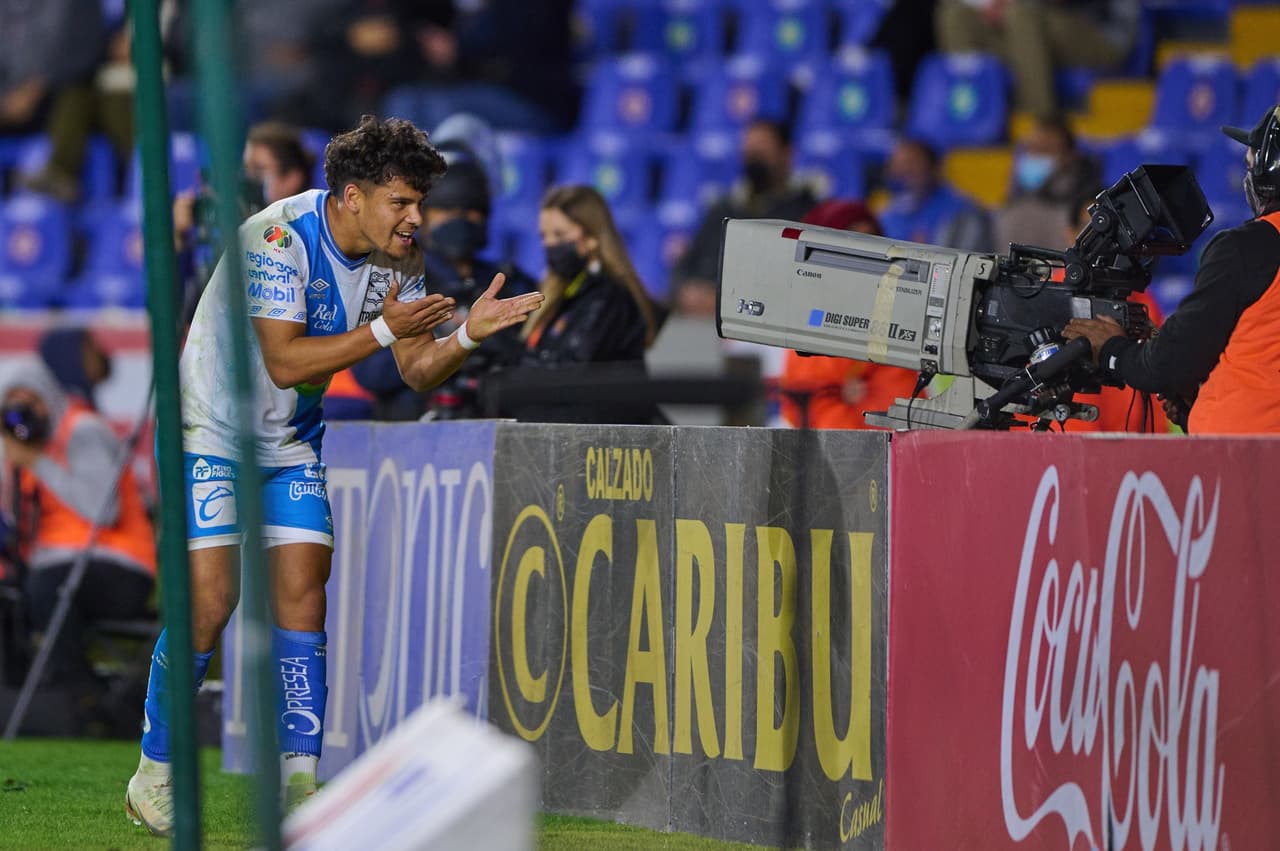 Maximiliano Araujo celebró el gol en contra de Tigres que él provocó.
