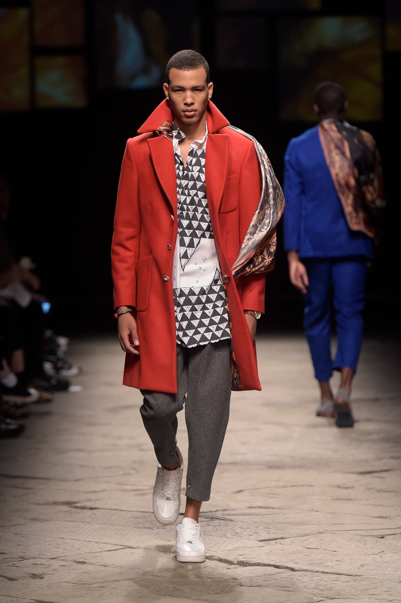 Aunque Pitti Uomo cuenta con la participación de varios diseñadores, siempre hay un invitado especial. El de esta edición fue Juun J, quien sorprendió con diseños andróginos, de inspiración futurista y oriental.