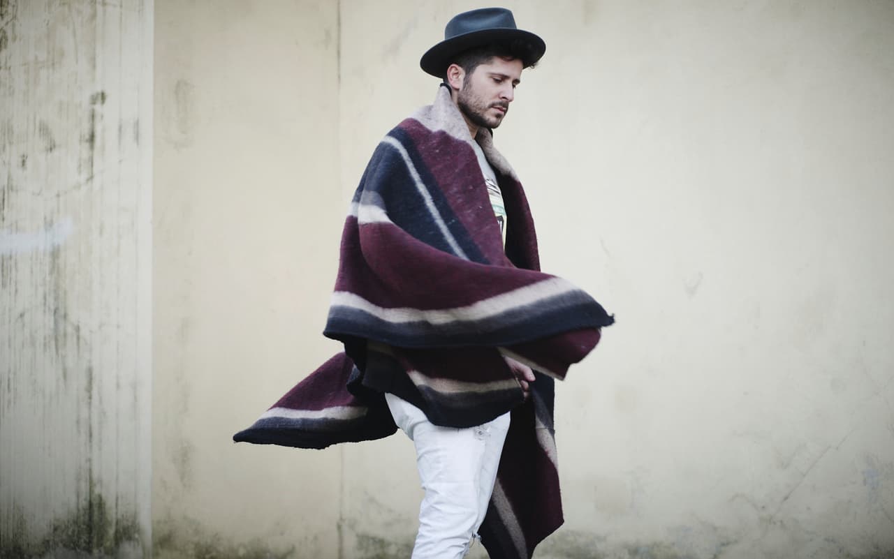 Pitti Uomo es un evento de culto a lo artesanal, a la moda hecha con pasión y empeño. A la par de las pasarelas y los shows, hay una suerte de mercado de artesanos, donde estos expertos muestran sus técnicas y exponen su producto.