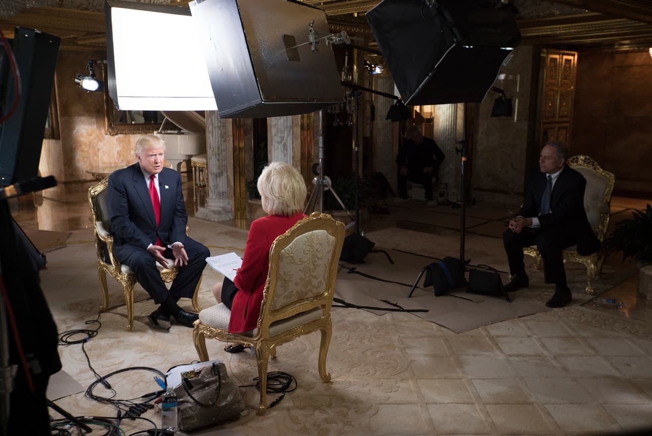<b>La entrevista. </b>En el programa 
<i>60 minutes </i>de la cadena CBS Donald Trump dio su primera entrevista a un medio de comunicación. Allí aseguró que deportará o encarcelará a inmigrantes indocumentados con antecedentes criminales, "cerca de tres millones", según sus cálculos. Viernes 11 de noviembre.