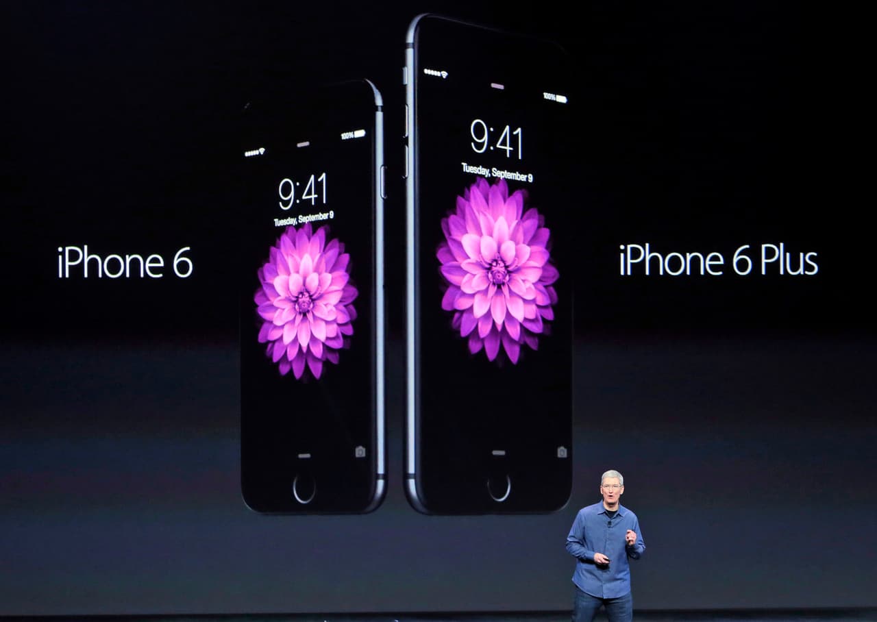 Durante septiembre de 2014, Tim Cook antiguo CEO de Apple, lanzó al mercado el iPhone 6 y 6 Plus.