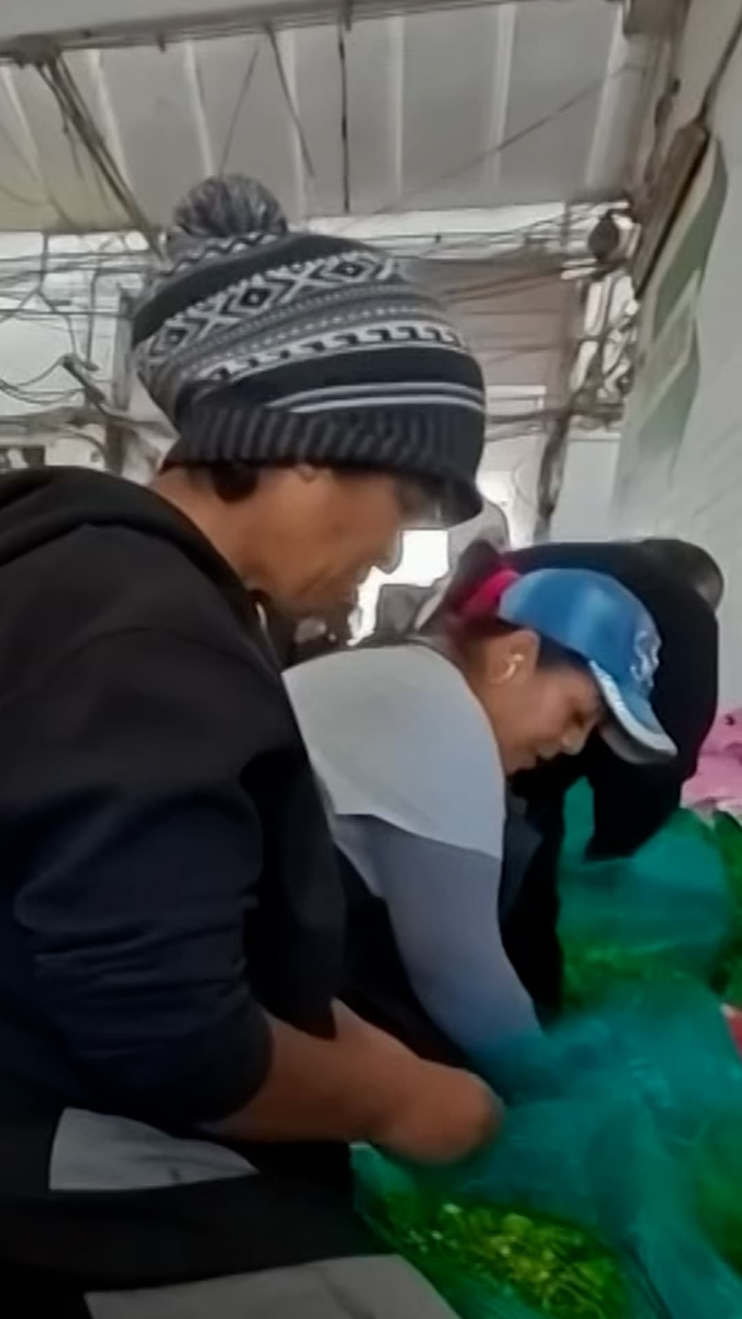 Cientos de migrantes renuncian al "sueño americano" y encuentran trabajo en la Central de Abasto de Ciudad de México