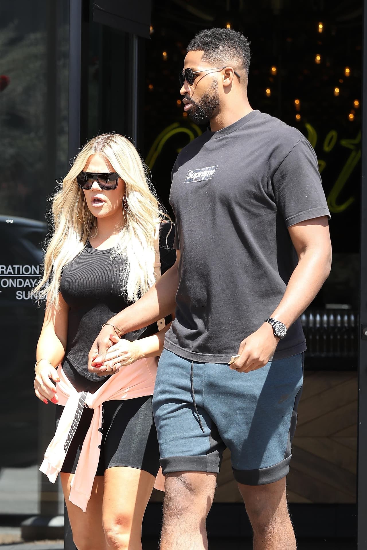 Los rumores sobre un supuesto embarazo surgieron gracias a una conversación que Khloé y Tristan tuvieron en uno de los recientes episodios de 'Keeping up with the Kardashians', en donde
<b>él acepta convertirse en donador de esperma para darle un hermano a True</b>, si ella así lo decide.
<br>