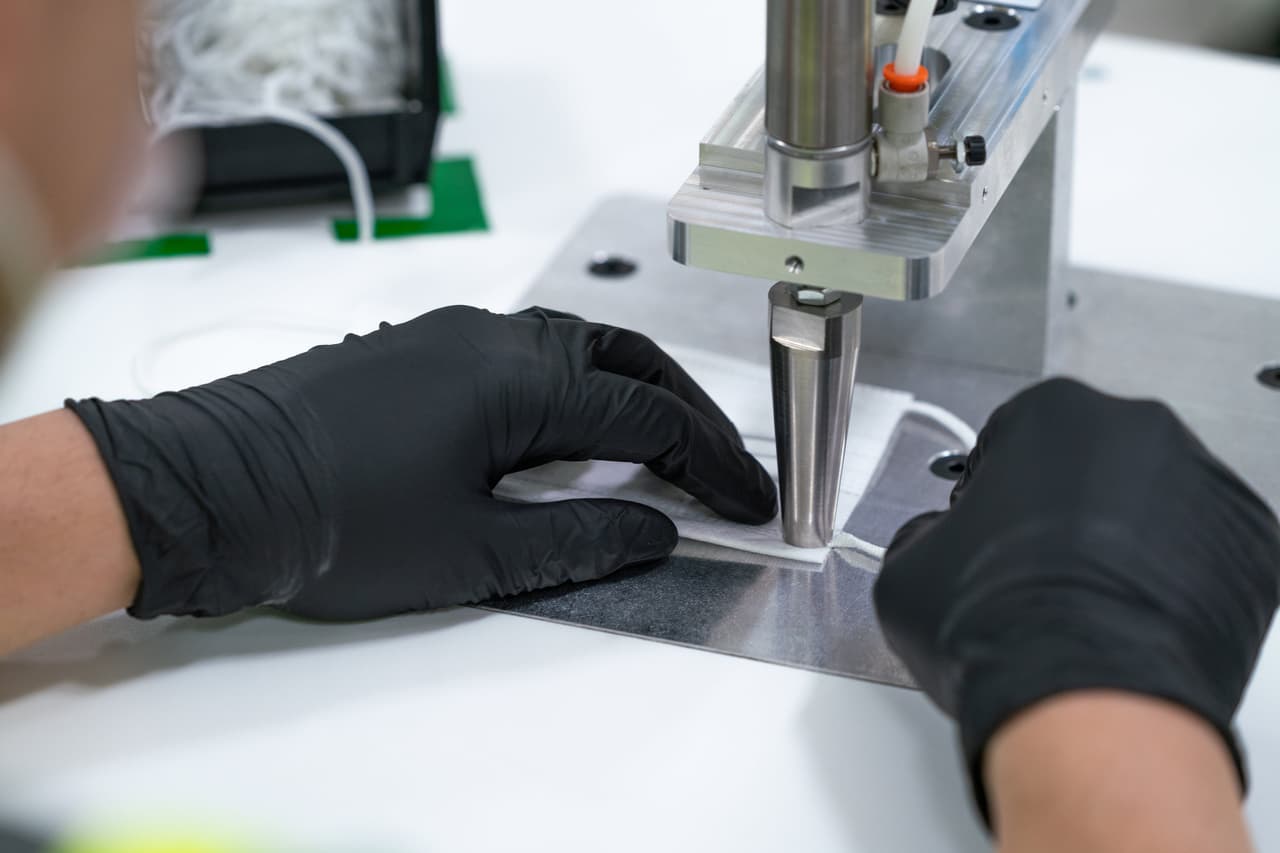 Ingenieros y técnicos de General Motors configuran y prueban las máquinas para fabricar máscaras faciales de Nivel 1.