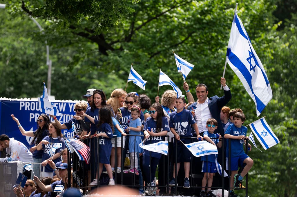 El tradicional 
<b>Desfile del Día de Israel</b> en la 
<b>ciudad de Nueva York </b>se celebró el domingo, 31 de mayo, por 
<b>la Quinta Avenida</b>, con
<b> la notable ausencia del <a href="https://www.univision.com/noticias/politica/zohran-mamdani-en-nueva-york-racismo-e-islamofobia-en-la-campana-por-la-alcaldia" target="_blank">alcalde musulmán Zohran Mamdani.</a></b>