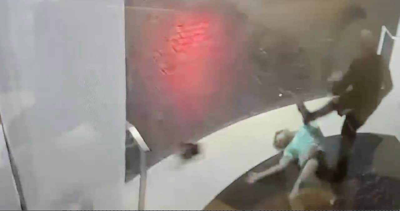 Video muestra el momento en que guardia de un hotel de Miami Beach patea a un huésped en la cara 