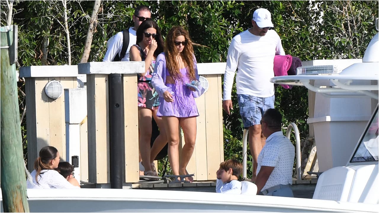 Lewis Hamilton pasó en yate por Shakira hasta el muelle de la mansión que la colombiana tiene en Miami.