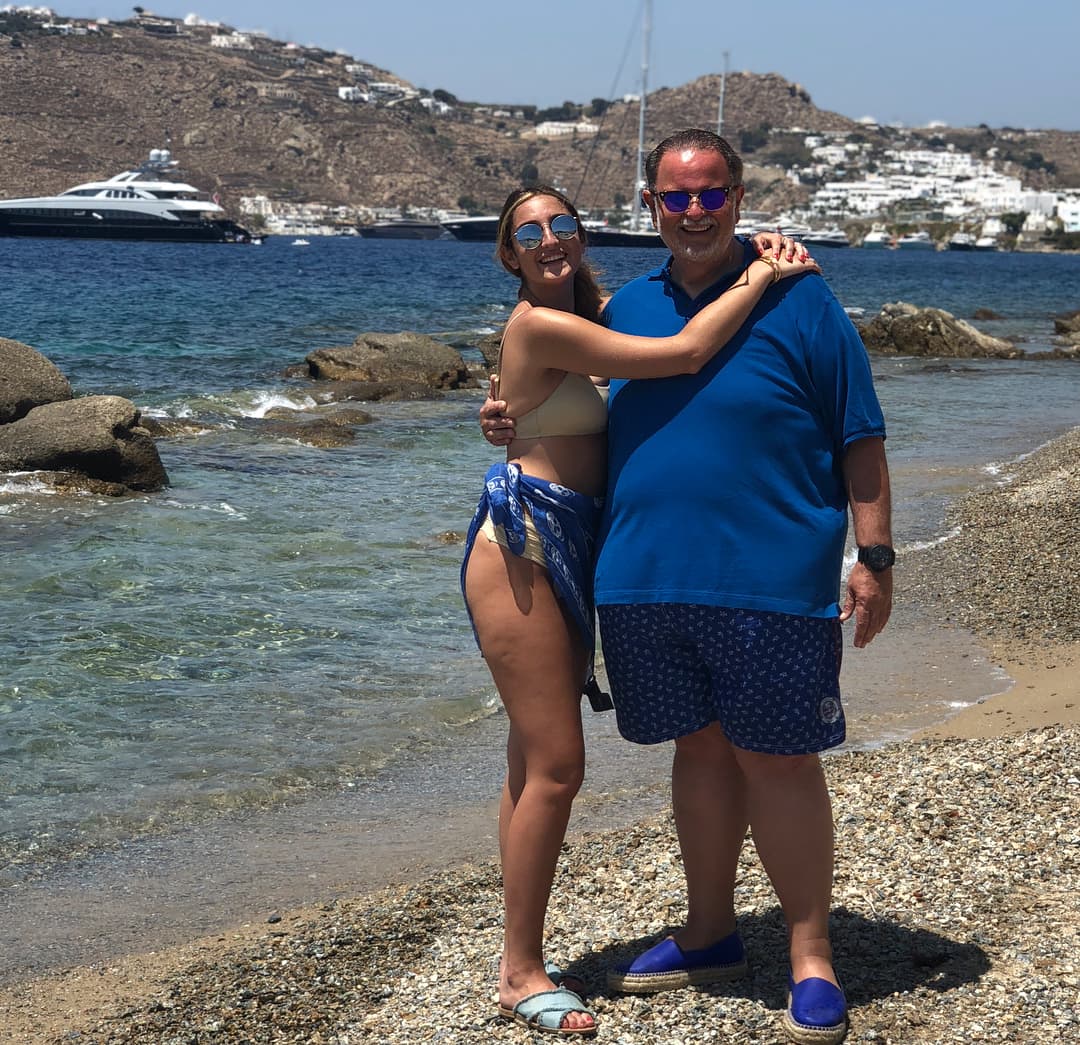 Una de las cosas que más disfrutan hacer en familia es viajar. Uno de los lugares paradisíacos que han visitado, es Mykonos, Grecia.