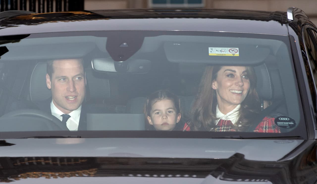 Daily Mail reportó que salieron acompañados por sus tres hijos: el príncipe Louis, la princesa Charlotte (en el centro) y el príncipe George.