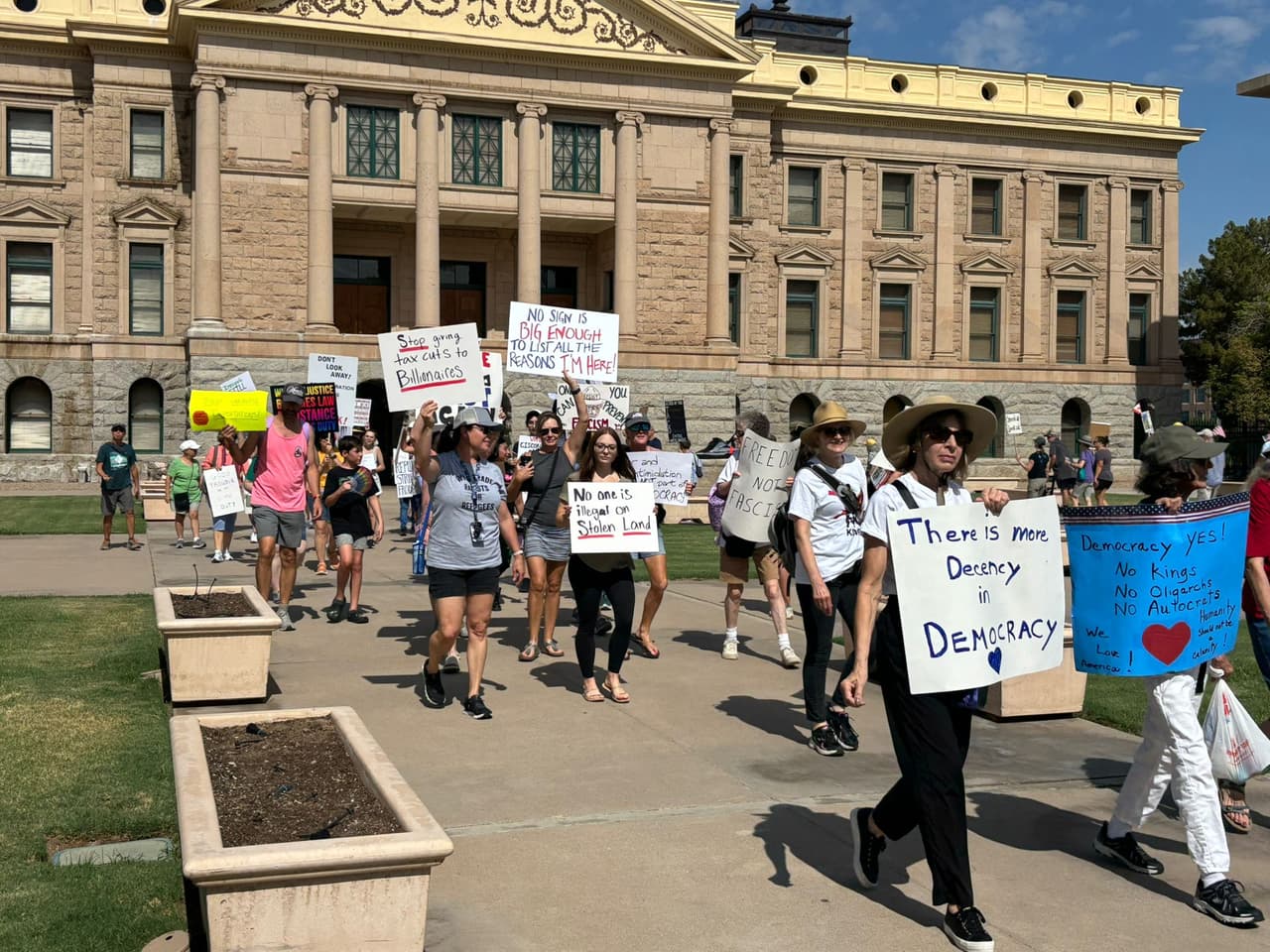 El llamado de los organizadores fue realizar la 
<b>protesta de manera contundente, pero pacífica</b>, lo cual se cumplió al pie de la letra en la manifestación que tuvo lugar en el Capitolio en Phoenix.