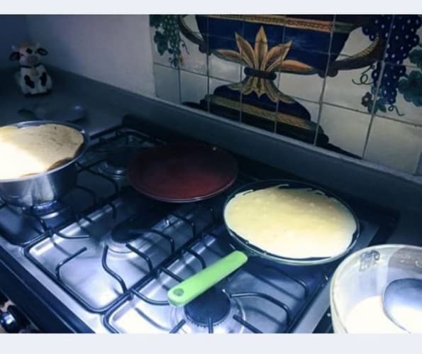Incluso en ocasiones se mete a la cocina y muestra sus mejores dote culinarios preparando unas deliciosas crepas. "¡Haciendo algo que me fascina! Crepas!!! Es fácil y delicioso!" escribió la actriz.