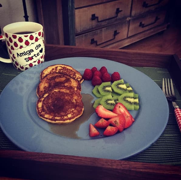 Pues aquí lo tienes, este es el desayuno de la actriz. A través de su cuenta de Instagram compartió la foto y escribió: "Enjoy the little things... 😊".