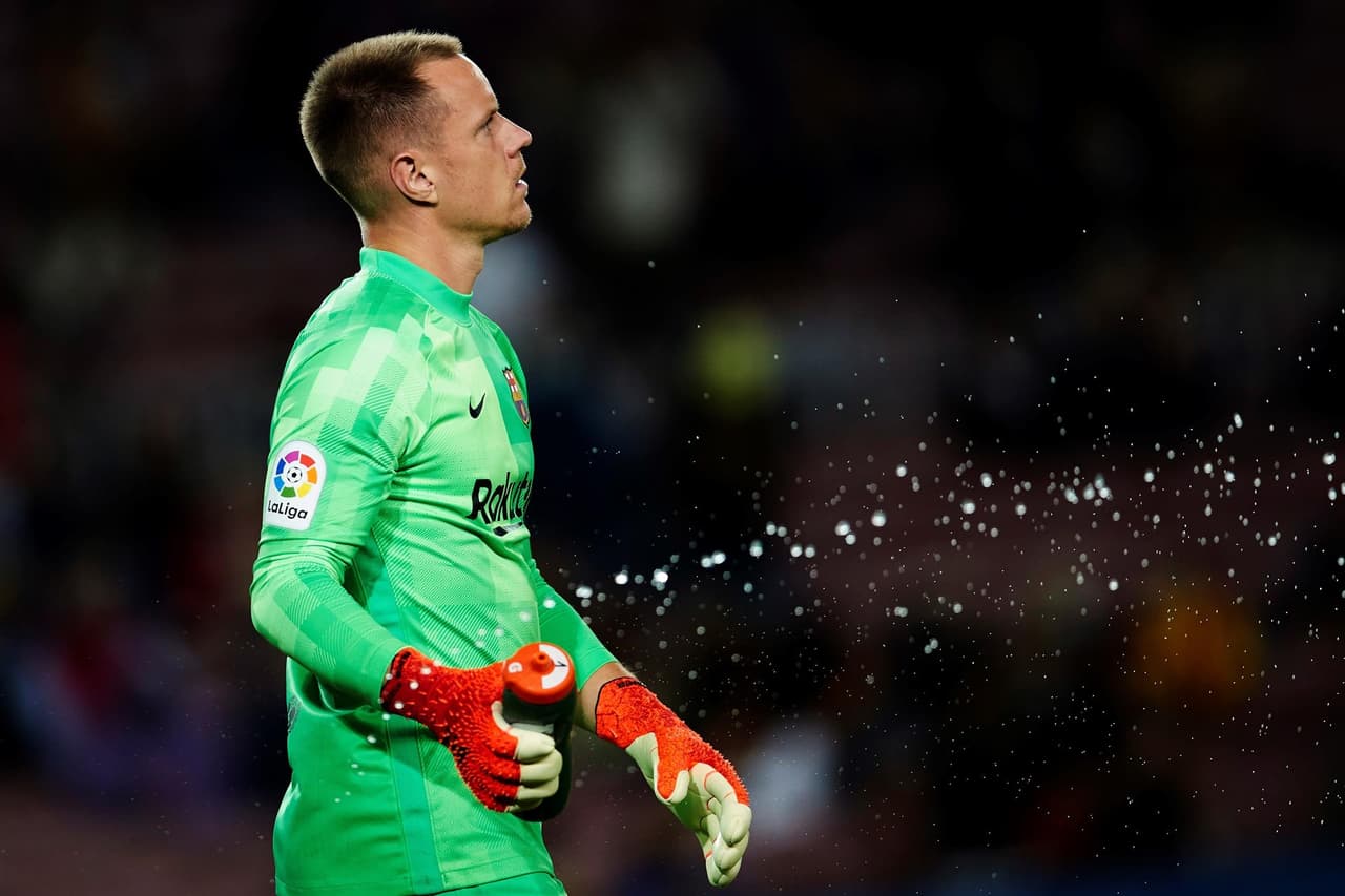 El Barcelona de Koeman perdía por temprana anotación del Granada por parte de Domingos Duarte al minuto 2’. Durante el partido agónico, la escuadra culé logró salvar el empate hasta los 90 minutos gracias al gol de Ronald Araújo, dejando el marcador 1-1 en la J5 de La Liga.