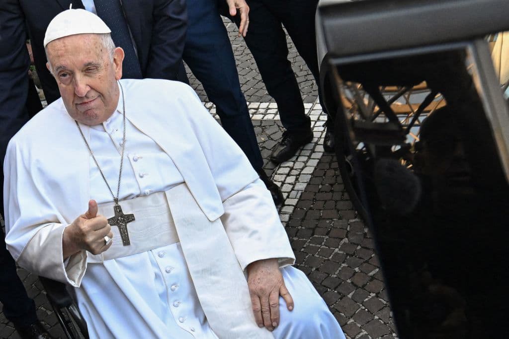 El papa Francisco sale del hospital tras nueve días de recuperación de una cirugía abdominal: está "mejor que antes"