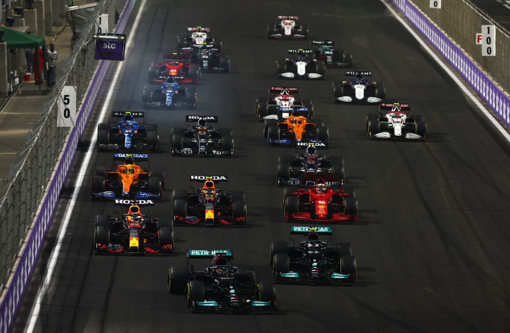 Una carrera demasiado accidentada donde Lewis Hamilton se lleva la victoria en la penúltima carrera del año. Max Verstappen de Red Bull se lleva la segunda posición y Valteri Bottas rebasó a Ocon en los últimos metros, quedando en tercera posición en el Gran Premio de Arabia Saudita; Sergio Pérez quedó fuera de la carrera tras un choque con Leclerc.
