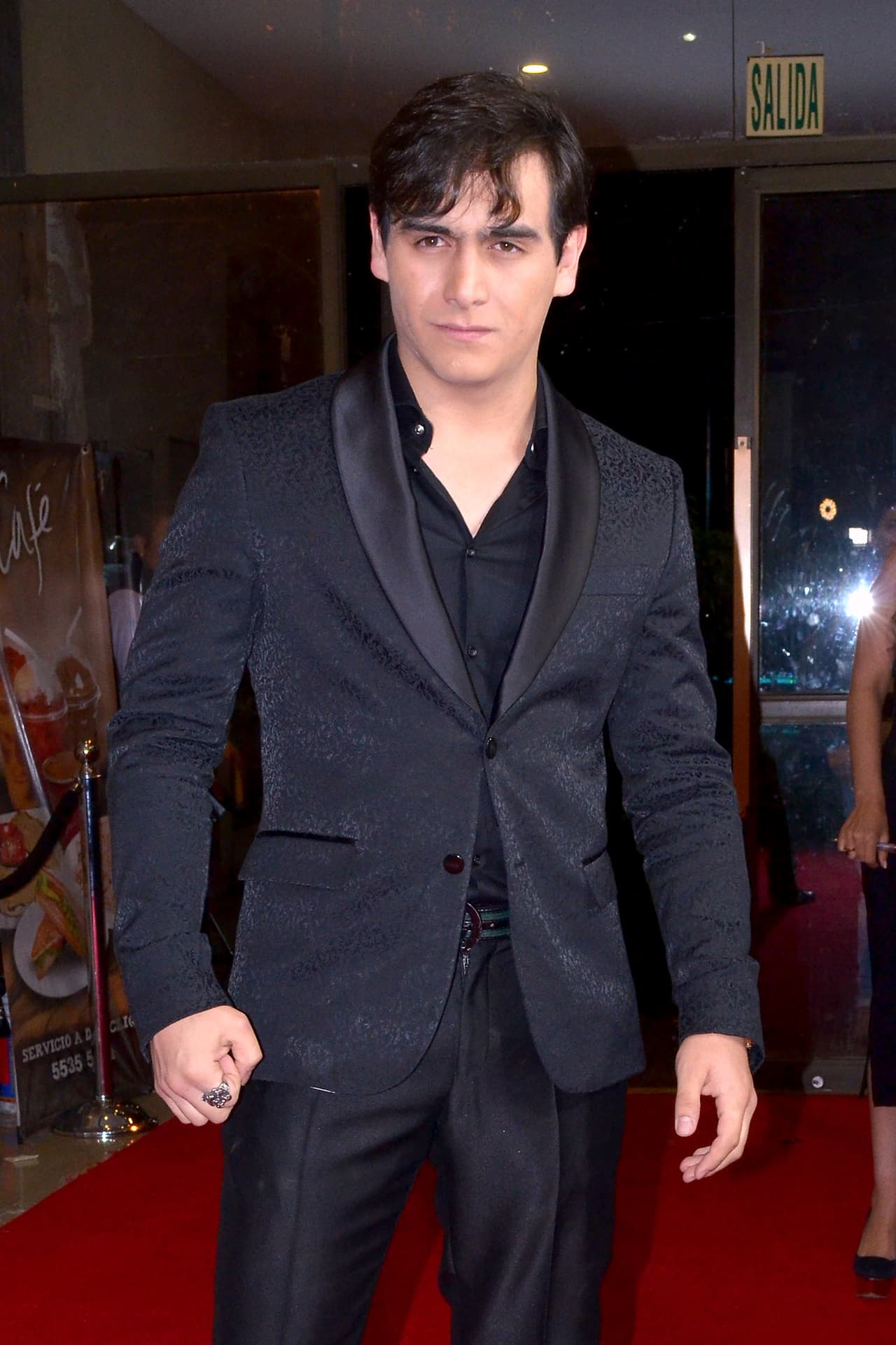 <b><a href="http://www.univision.com/temas/joan-sebastian">Joan Sebastian</a></b> y 
<b><a href="http://www.univision.com/temas/maribel-guardia">Maribel Guardia</a></b> felicitaron a 
<b><a href="http://www.univision.com/temas/julian-figueroa">Julián</a></b> por atenderse a tiempo, ya que esto empezaba a repercutir en su joven carrera artística al no conseguir proyectos en la televisión.