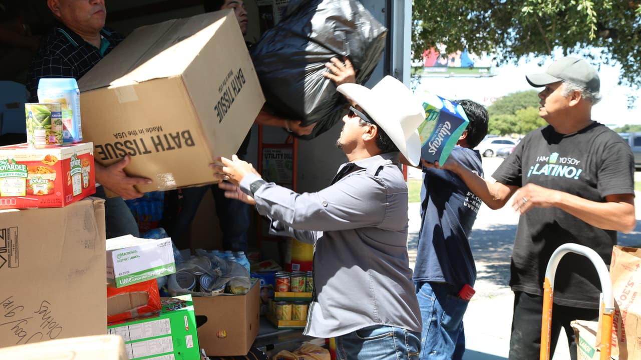 Así se cargo el camión con ayudas para los damnificados en Houston por radioescuchas y 'El Bueno, La Mala y El Feo'.