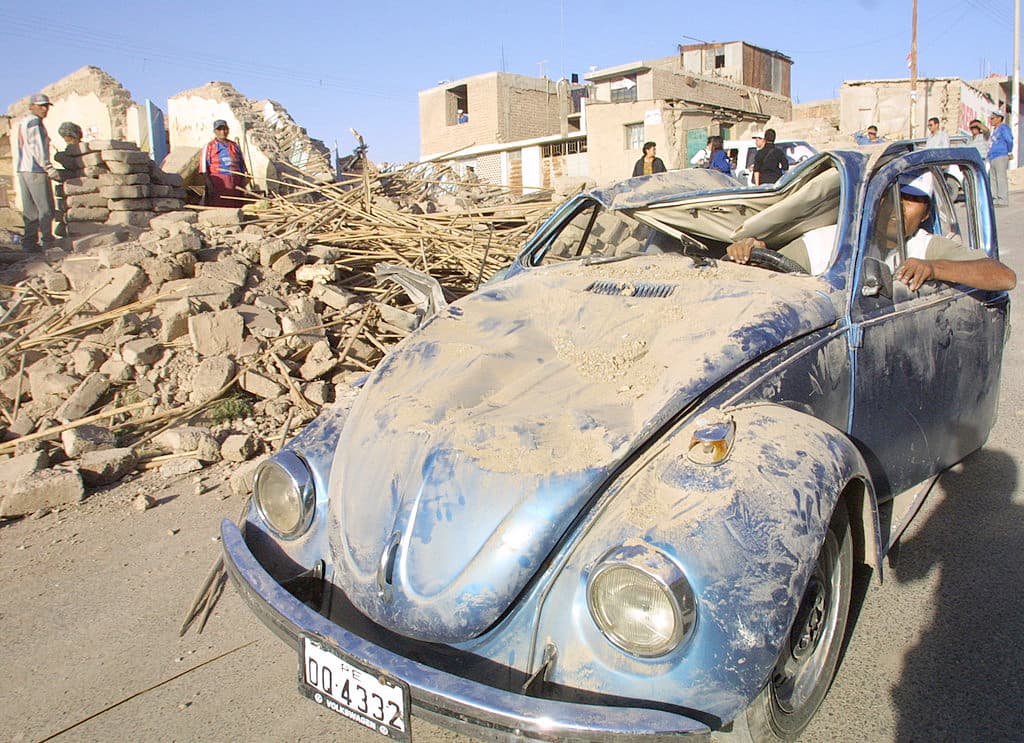 <b>Puesto 6</b>.-
<b>Perú</b> está localizado entre las placas de América del Sur y de Nazca. La Fosa Perú-Chile y el nivel volcánico de las tierras altas de la cordillera de los Andes originan una fuerte actividad sismológica que hace que este país latinoamericano se ubique en la sexta posición de nuestra lista. Un terremoto de magnitud 7.5 se
<a href="https://www.univision.com/shows/noticiero-univision/varios-heridos-negocios-y-casas-destruidas-los-momentos-de-panico-en-peru-tras-el-fuerte-terremoto-de-magnitud-7-5-video">registró la madrugada del 26 de mayo de 2019 </a>afectando a 8 regiones del país. El sismo se sintió en Venezuela, Colombia y Ecuador.
<br>