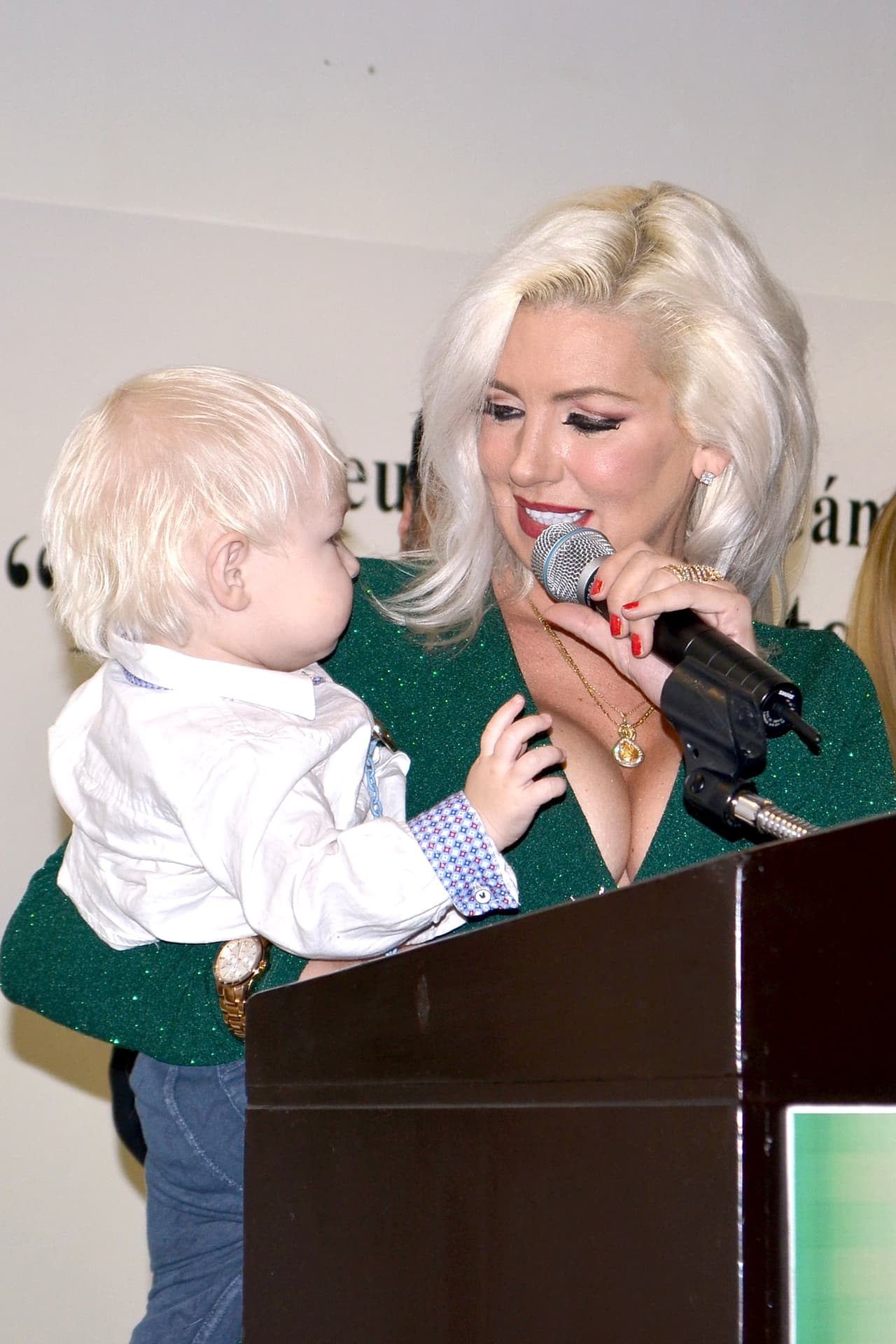 "La extraño todos los días de mi vida y ojalá estuviera aquí, veo a 
<a href="https://www.univision.com/entretenimiento/celebridades/isabel-madow-vivio-una-pesadilla-cuando-su-hijo-de-dos-anos-fue-hospitalizado-de-emergencia-fotos">mi hijo Giorgio</a> y pienso que ella hubiera sido inmensamente feliz como tía, pero Dios me regaló a mi bebé y fue quien vino a darme esa fuerza y se me quitó ese vacío que sentí".