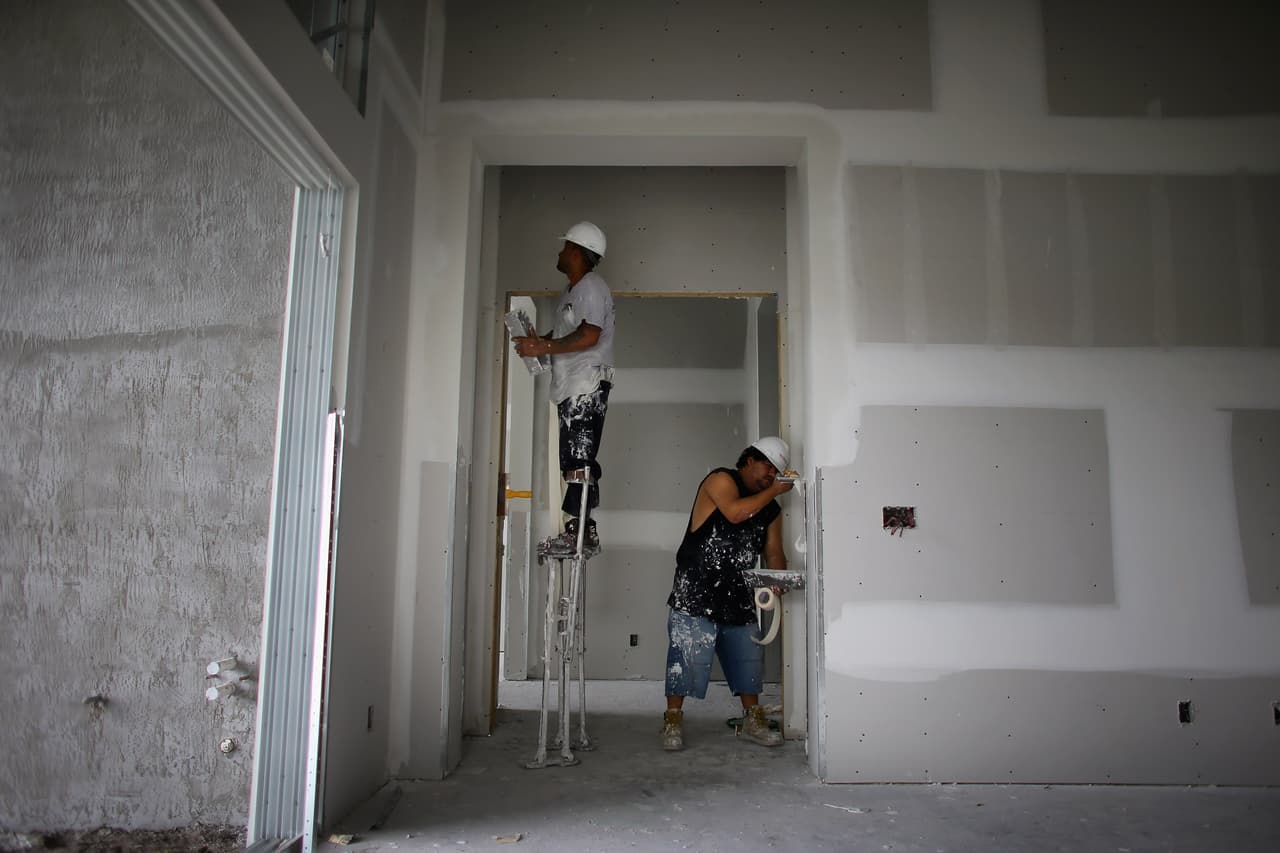 La primera es la conferencia inicial, que es cuando el investigador del WHD tiene una conferencia inicial con el empleador y/o el representante del empleador y visita el establecimiento del empleador.