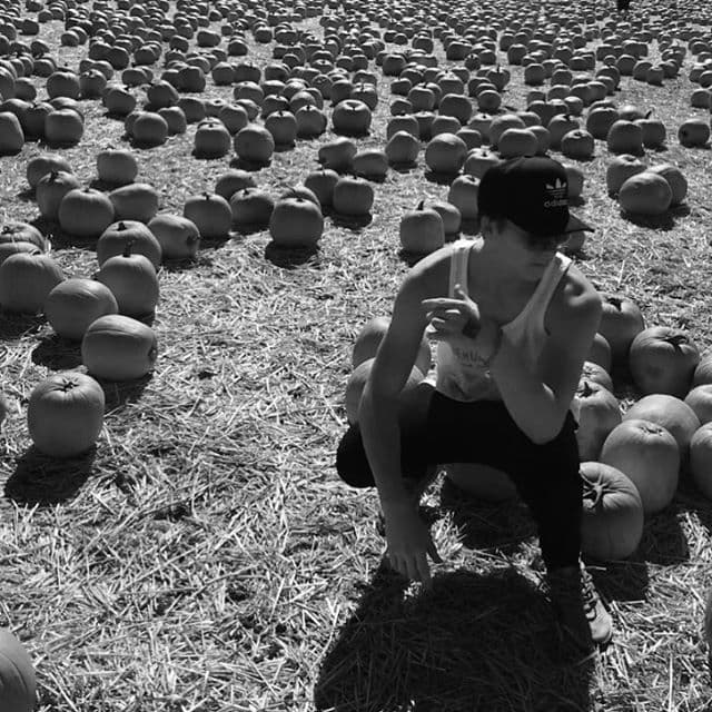 Su hijo mayor, Brooklyn, también se emocionó por Halloween: sobre todo cuando la famosa familia fue a elegir sus calabazas.