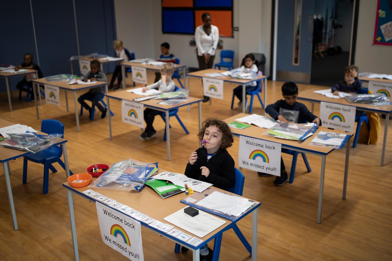 2) Mantener a los estudiantes físicamente distanciados, colocando marcas en el piso.