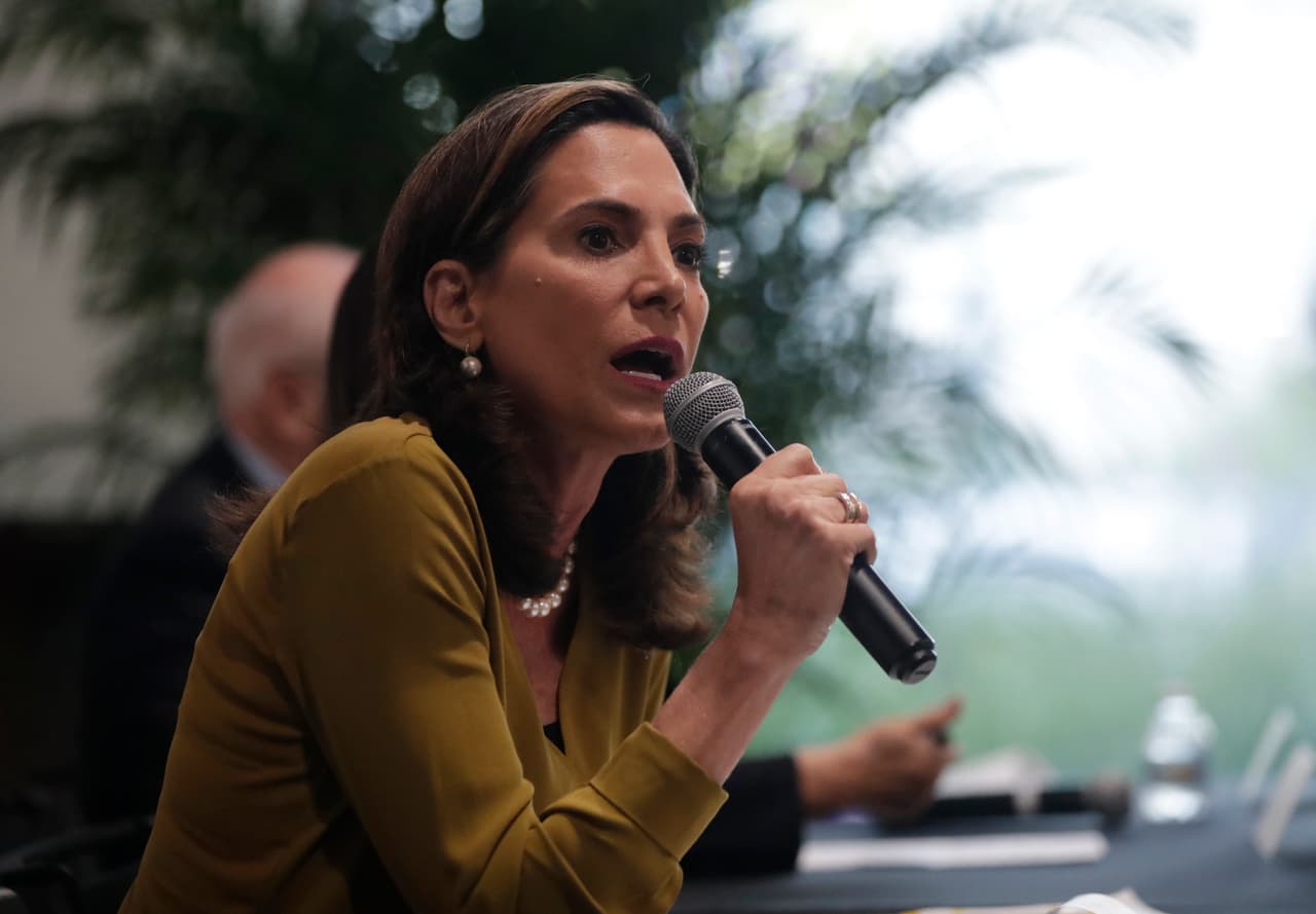 La cubanoestadounidense 
<b>María Elvira Salazar</b> también votó por la resolución contra Marjorie Taylor Greene, quien formaba parte de los comités de Educación y de Trabajo y Presupuesto. Los demócratas se mostraron especialmente horrorizados por su asignación al panel de Educación, considerando las dudas que había expresado en el pasado sobre las masacres ocurridas en escuelas de Florida y Connecticut.