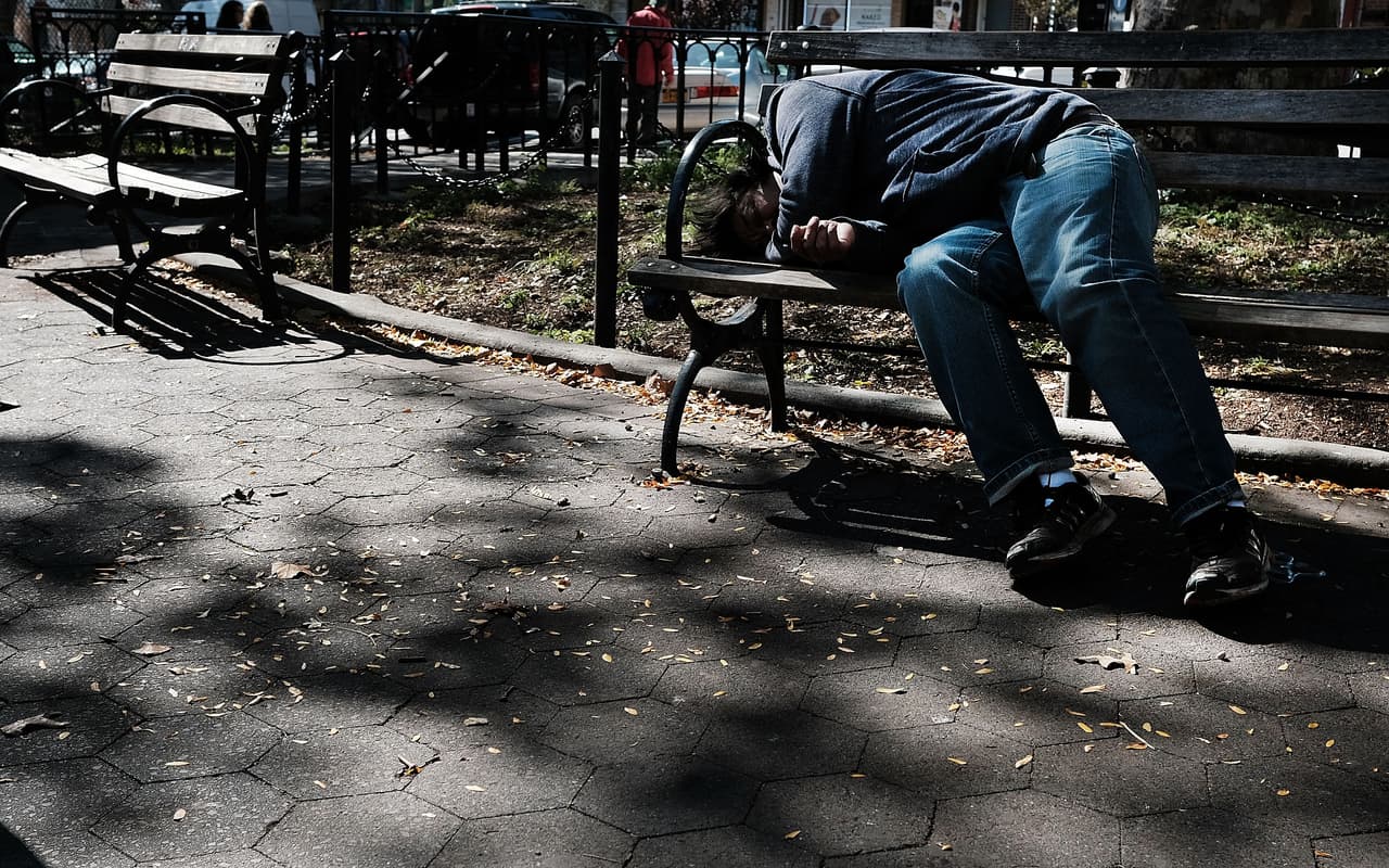 Escenas como ésta se observan en parques de diversas zonas que han sido identificadas por la policía de la ciudad de Nueva York como de alto consumo de drogas.
