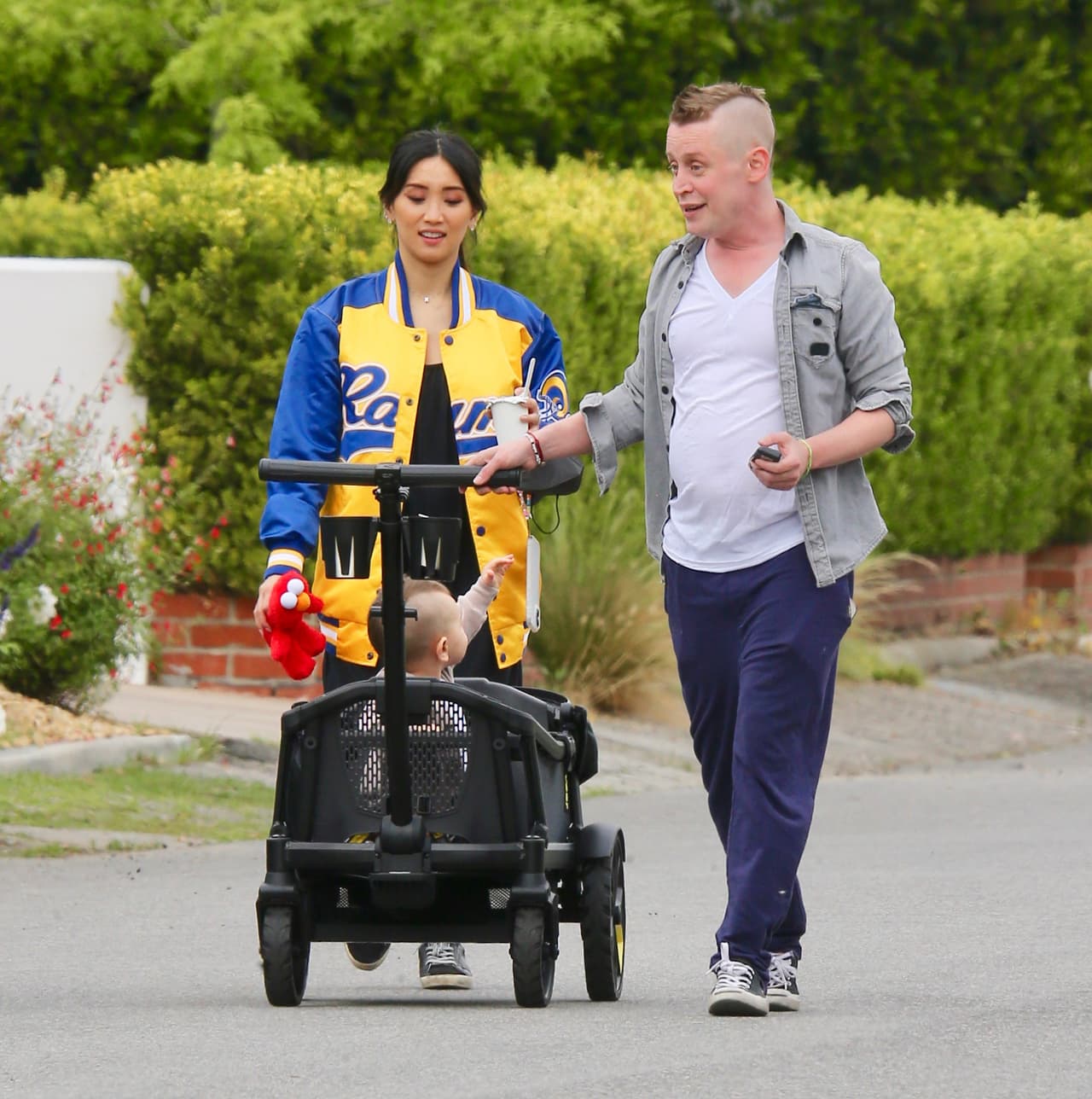 Por si fuera poco, la actriz de origen tailandés y chino es pareja de Macaulay Culkin, actor reconocido por protagonizar las películas de 'Mi pobre angelito'. En 2021 tuvieron a su primera hija, Dakota Song Culkin y en 2022 anunciaron su compromiso.