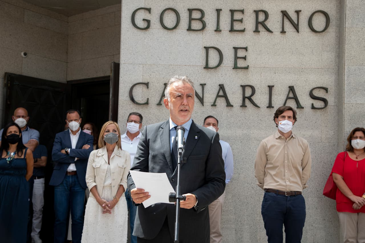 Este viernes, la búsqueda se ha intensificado para tratar de localizar a Anna y a Tomás, quienes
<b>las autoridades creen que sus cuerpos se encuentran en el fondo del océano.</b> En imagen, el presidente de Canarias, Ángel Víctor Torres, habla este 11 de junio durante el minuto de silencio en repulsa por el asesinato de Anna y Olivia, en la sede del Gobierno de Canarias.