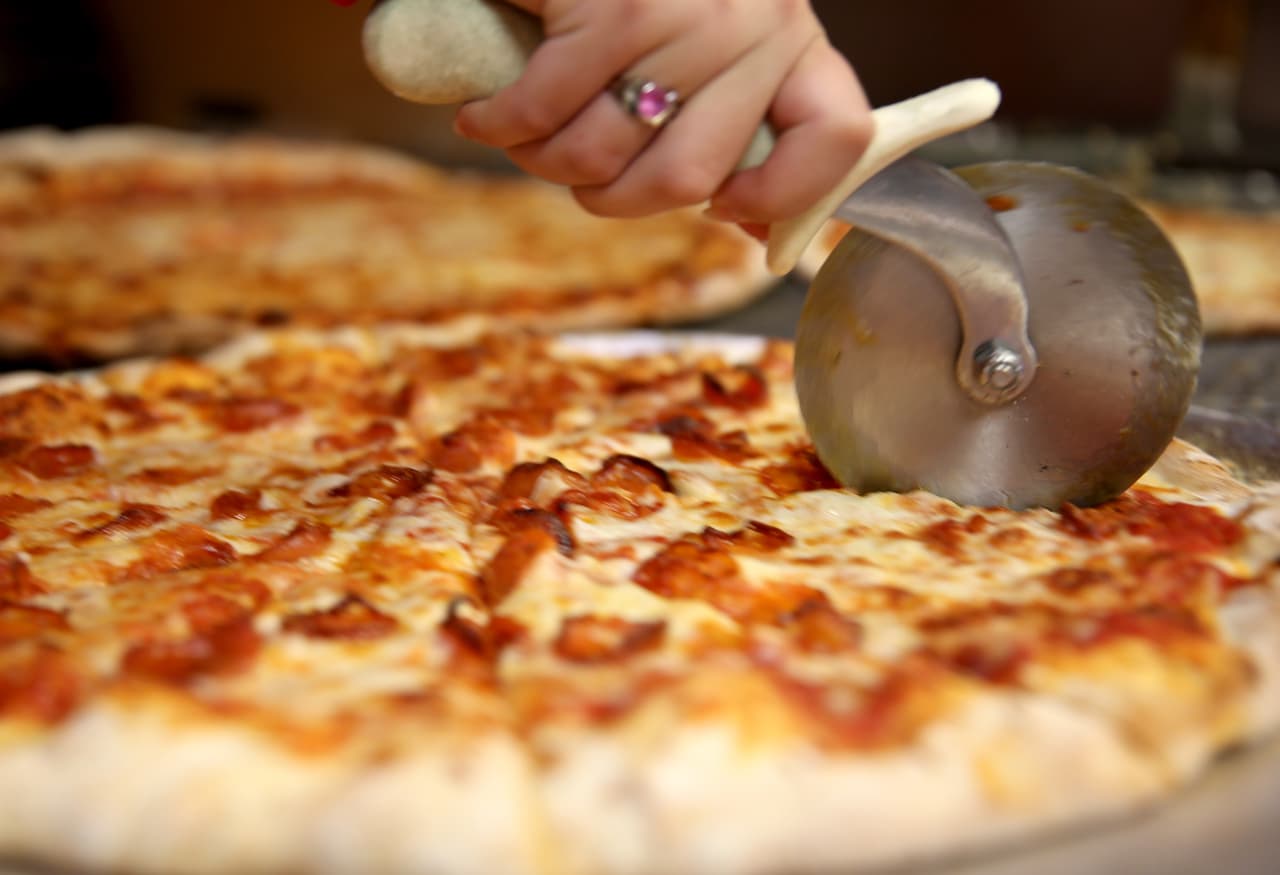 Para muchas ciudades es una cuestión de orgullo ostentarse con el título de tener la mejor pizza del país y por fin se reveló el misterio. TripAdvisor acaba de dar a conocer su lista de las 10 mejores ciudades para comer pizza en Estados Unidos y el resultado te va a sorprender.