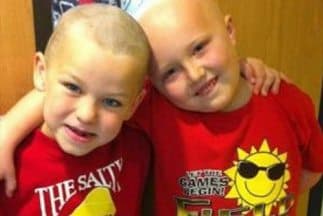 Niño se rapa cabeza por su amigo