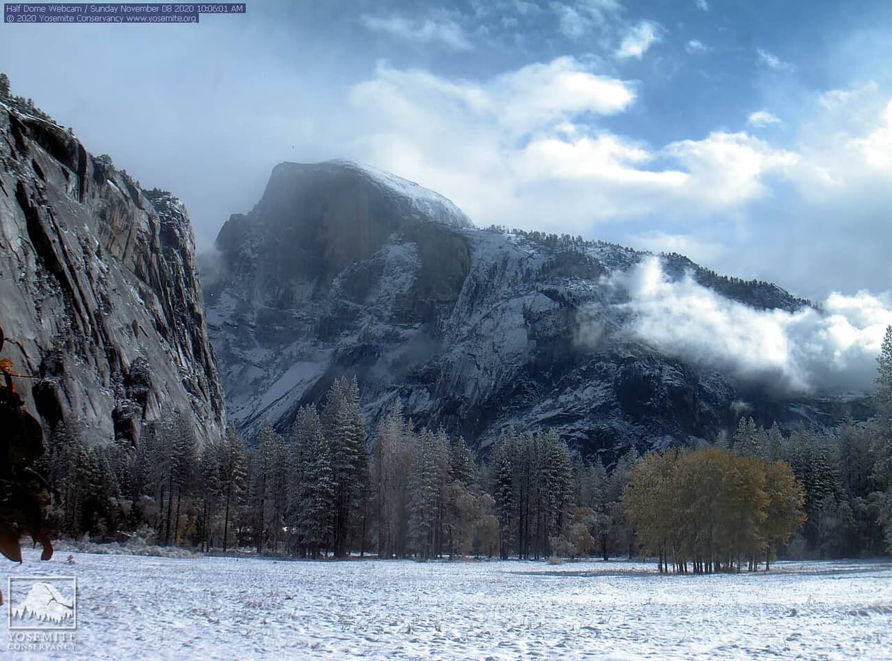 Recuerda que el Parque Nacional Yosemite ya está abierto a visitantes, sin embargo hay restricciones para campamentos y los visitantes deben respetar el distanciamiento social y usar obligatoriamente las mascarillas.