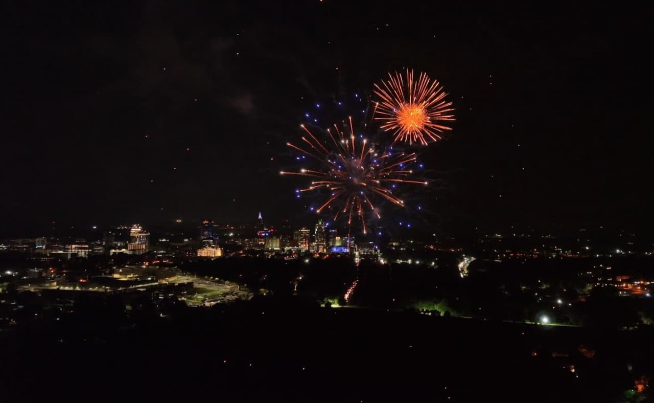 <b>Evento</b>: City of Raleigh July 4th Celebration at Dix Park
<br>
<b>Fecha</b>: 4 de julio
<br>
<b>Lugar</b>: Dorothea Dix Park. 2105 Umstead Dr. Raleigh, NC
<br>
<b>Sitio web</b>: 
<a href="https://dorotheadixpark.org/event/raleigh-4th-july-fireworks-2024">https://dorotheadixpark.org/event/raleigh-4th-july-fireworks-2024</a> 
<br>
<br>Este evento familiar del 4 de julio inicia a partir de las 5 p.m. Podrás disfrutar de música, juegos, comida y el evento principal, fuegos artificiales, a las 9:30 p.m.