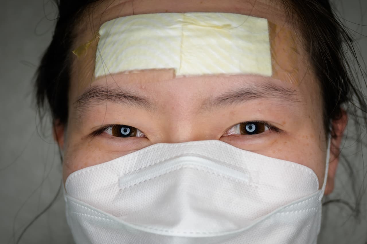 Las enfermeras en la primera línea de lucha contra el coronavirus en Corea del Sur usan en sus rostros vendajes que se han convertido en distintivos de honor. Este grupo de mujeres atiende a los pacientes que llegan al Hospital de la Universidad Keimyung, en Daegu, donde se han presentado tres cuartos de los casos totales en ese país. "Me estoy esforzando mucho", dijo Kim Eun-hee (en la fotografía) a la agencia AFP.
<br>