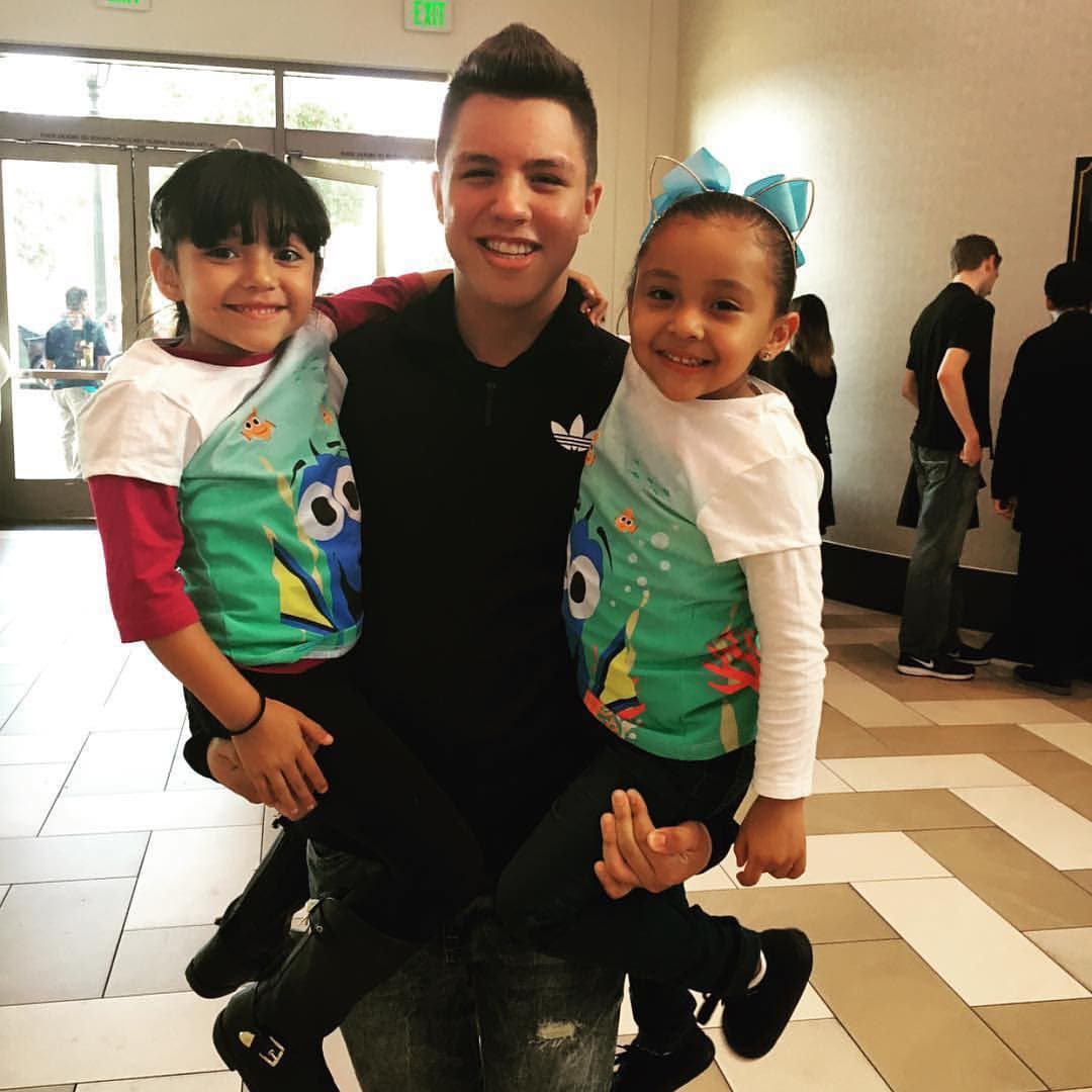 Los pequeñines lo siguen mucho.