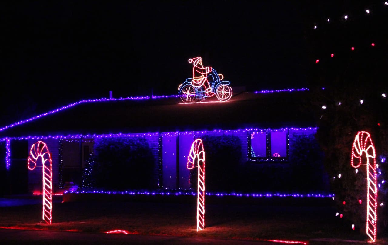 Un Papa Noel con luces en movimiento es la atracción de esta vivienda.