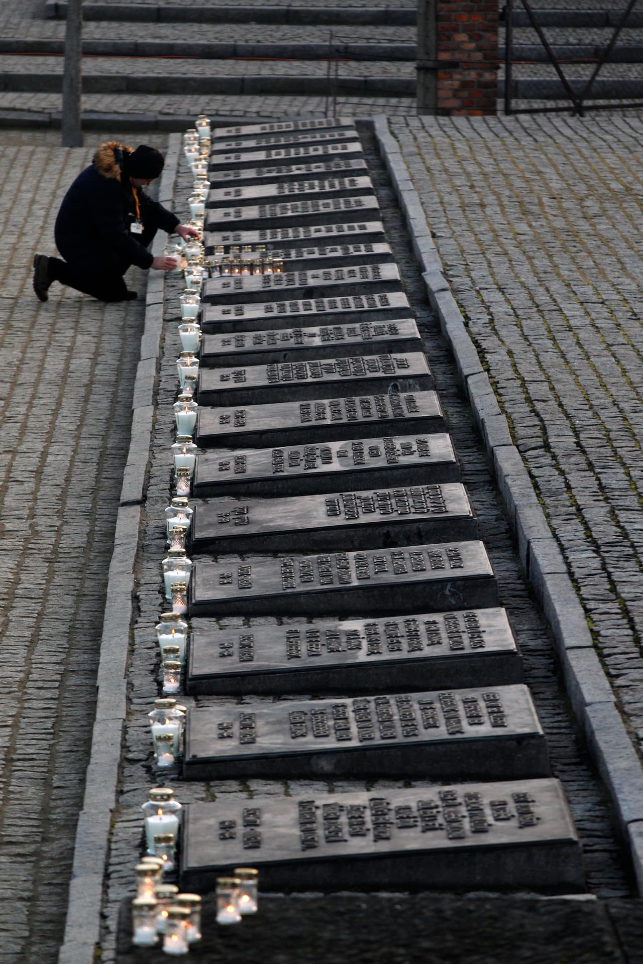 Desde mediados de 1942, los nazis deportaron sistemáticamente a los judíos de toda Europa a seis grandes campos de exterminio: Auschwitz-Birkenau, Belzec, Chelmno, Majdanek, Sobibor y Treblinka.
<br>