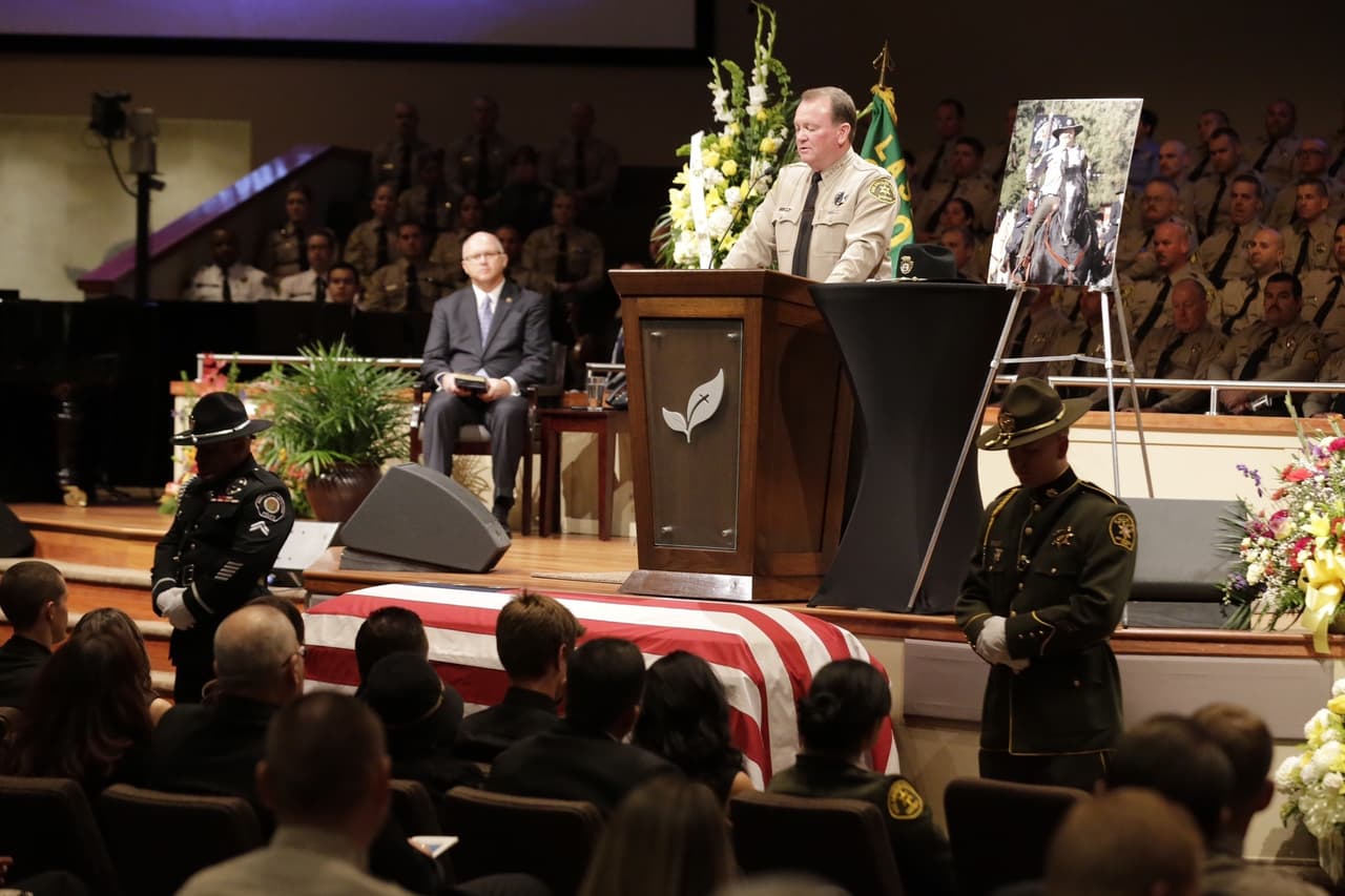 El jefe del LASD fue de los primeros en hablar.