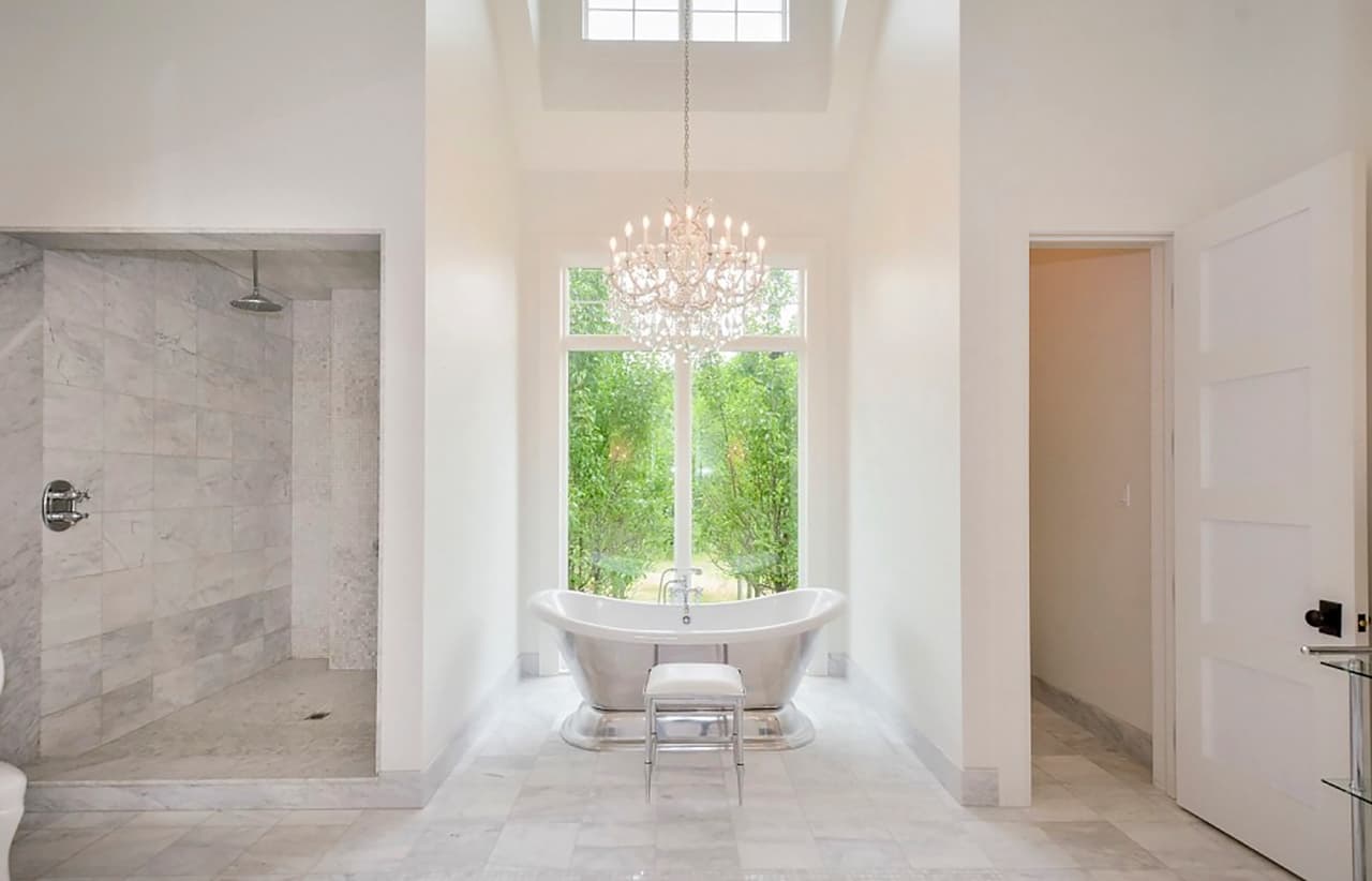 Además, la casa cuenta con seis baños y tres garages, reportó el diario El País.