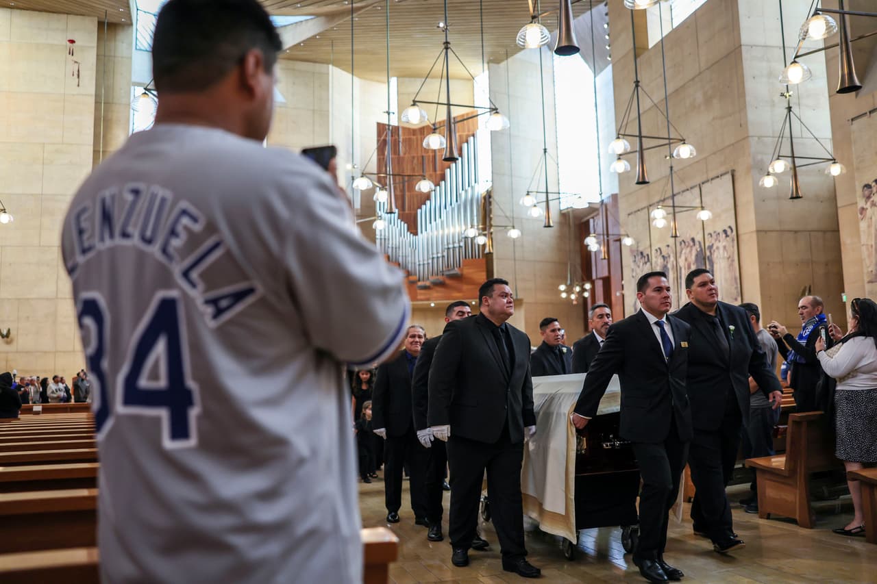 Fanáticos, familiares y excompañeros de equipo rindieron homenaje al "Toro" Valenzuela, quien murió el 22 de octubre a los 63 años, tres días antes de que los Dodgers conquistaran su octavo campeonato de la Serie Mundial.