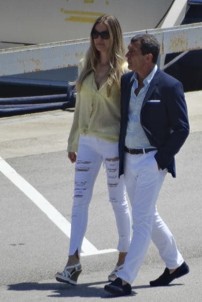 Antonio está muy orgulloso de la belleza de su mujer.