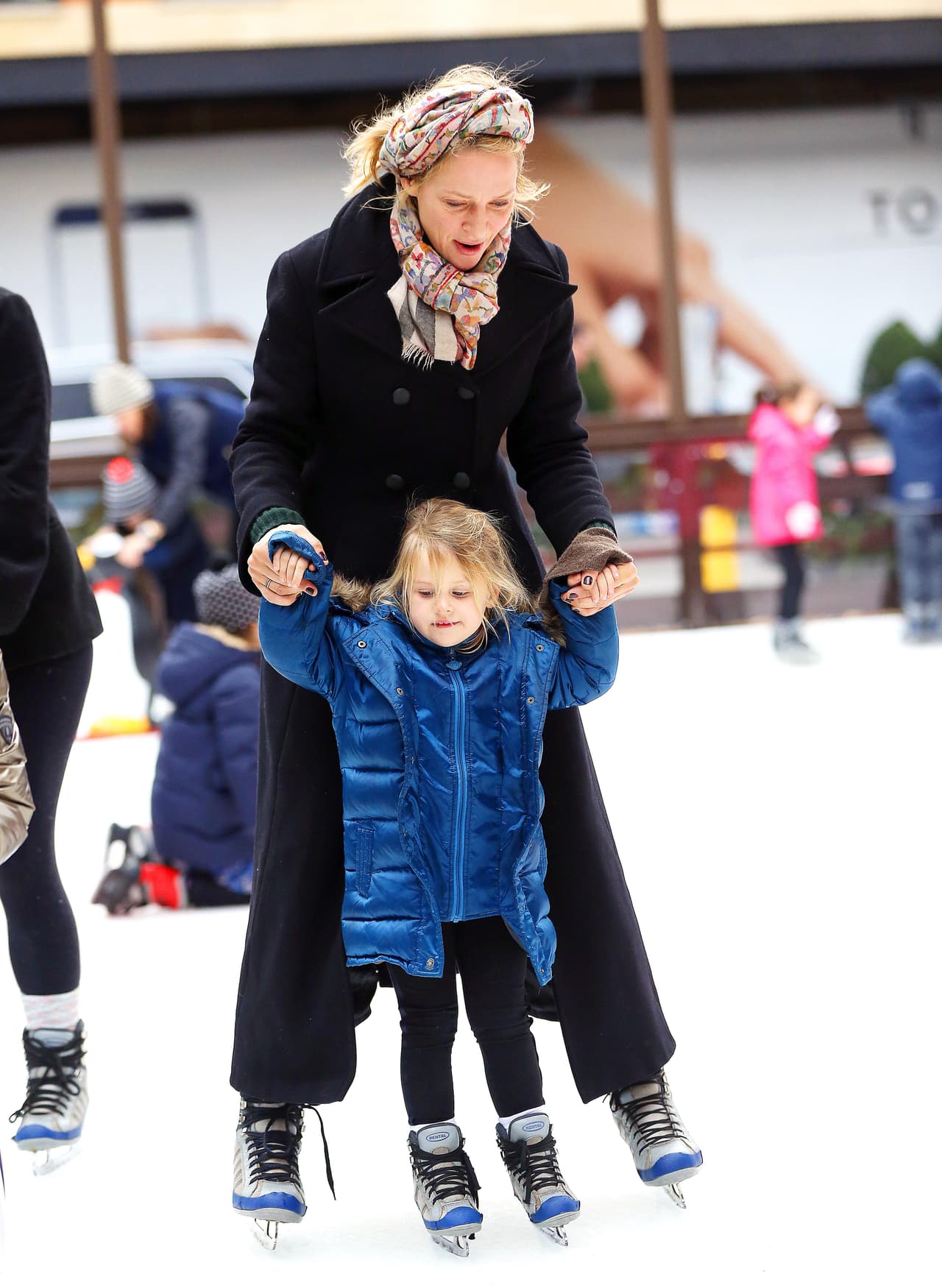 La pequeña Luna no soltaba a su mami ni un momento.