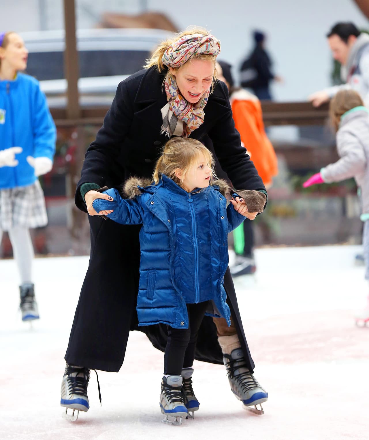 Momentos después la actriz y su retoño dieron varias vueltas a la pista.