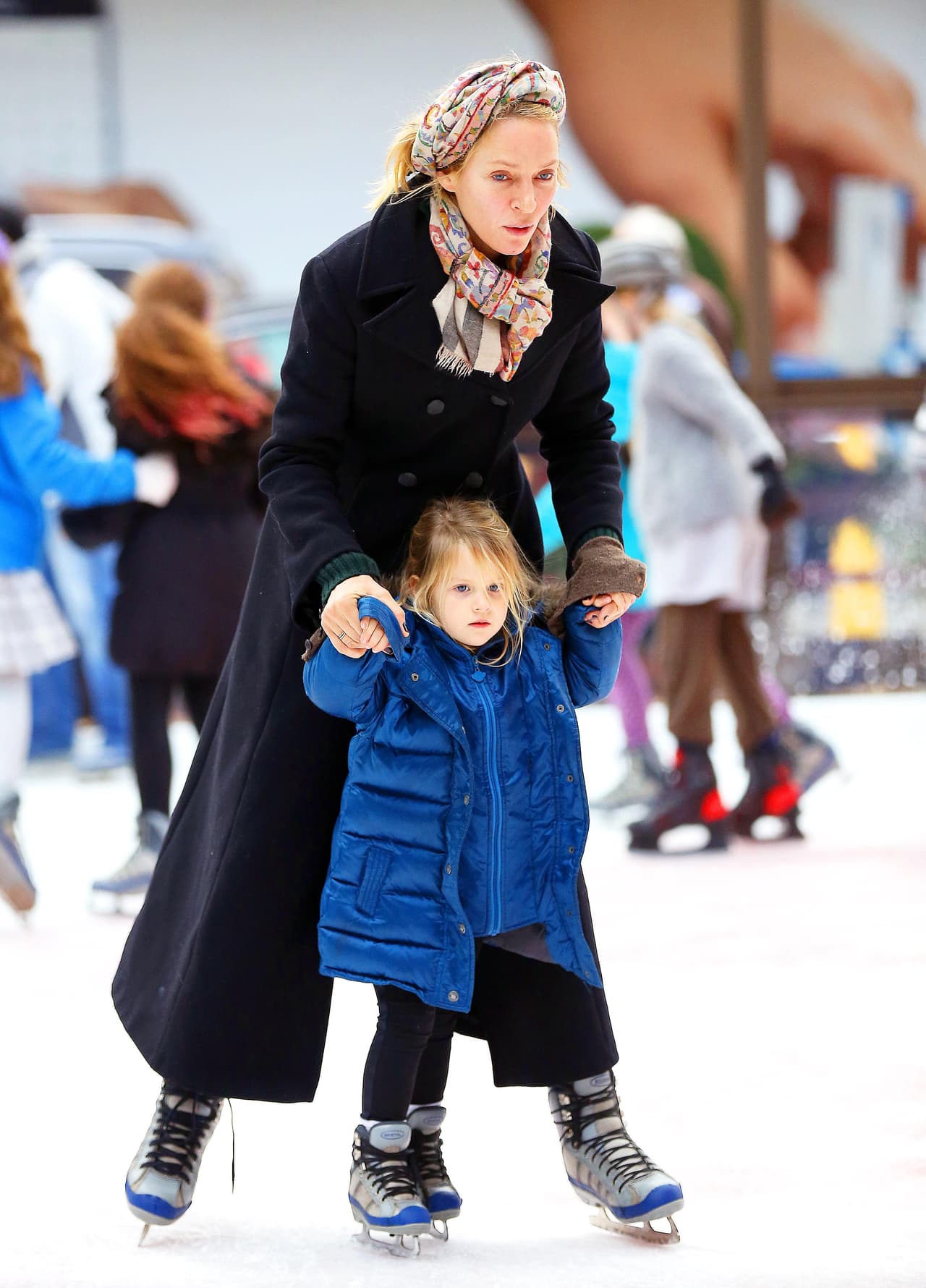 Uma le dio una pequeña lección de cómo patinar, por lo que la pequeña lo intentó sola momentos después.