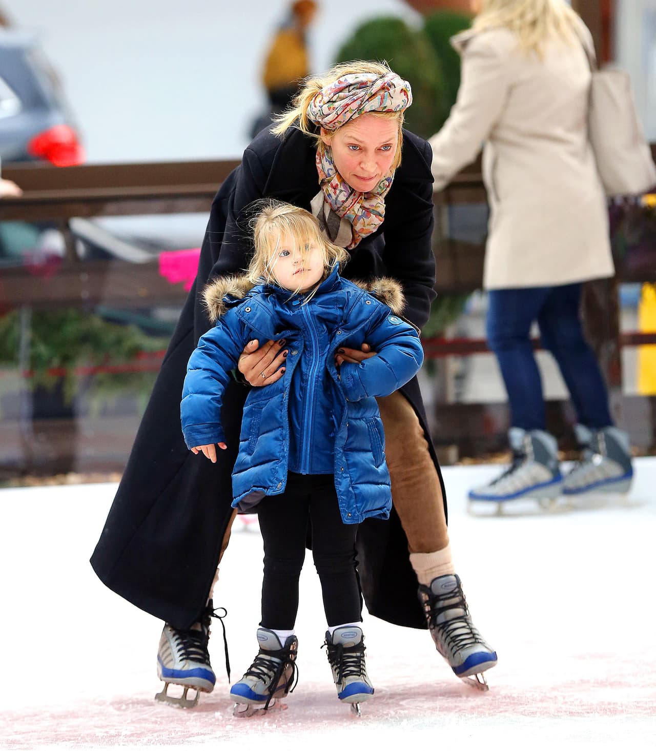 Y Uma la sostuvo para cuidar que nada la pasara.