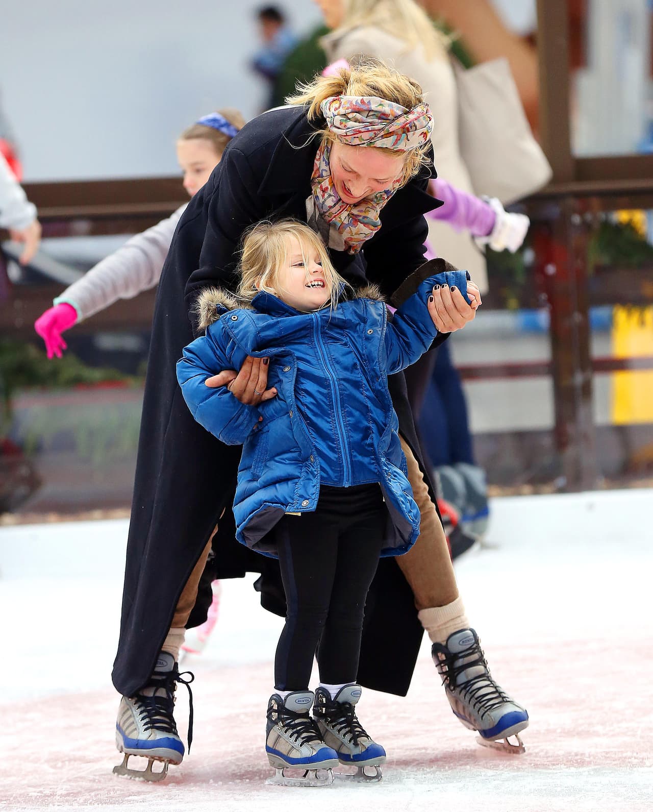 La pequeña es adorable, y además de todo muy risueña.