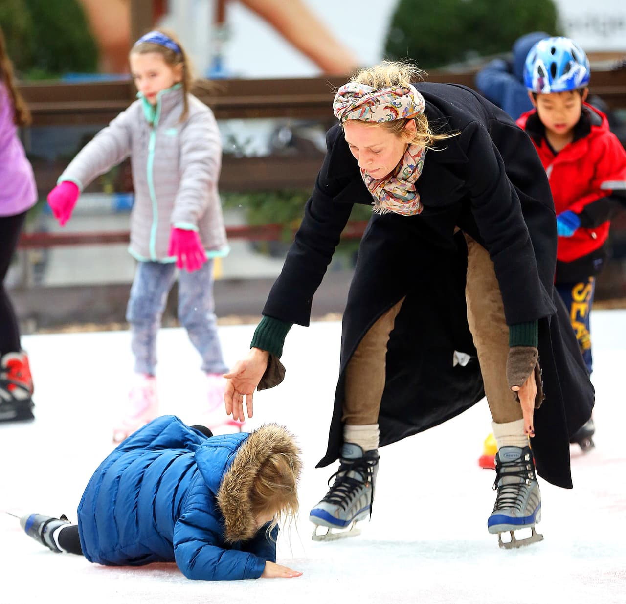 Y ni tiempo le dio a la actriz de sostenerla para evitar que cayera.
