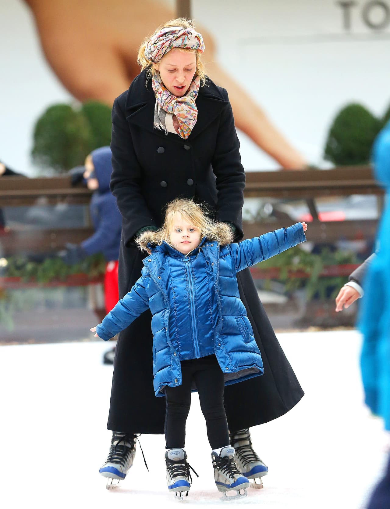 La actriz le enseñó a su pequeña a deslizarse por el hielo.
