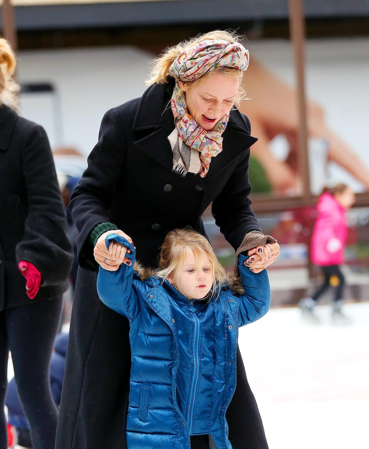 Uma Thurman llevó a su nena a patinar en Nueva York.